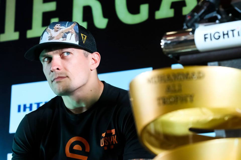 После танцев Усика на благотворительном вечере WBO потребовала проверить его медицинское состояние | ВИДЕО