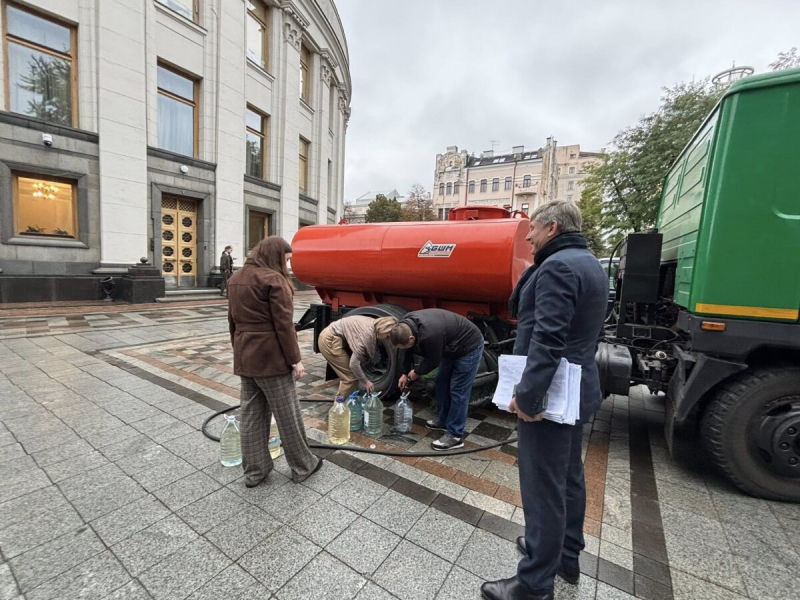 Правительственный квартал тоже без воды: В Кабмин привезли биотуалеты, а нардепам — воду | ФОТО | ВИДЕО