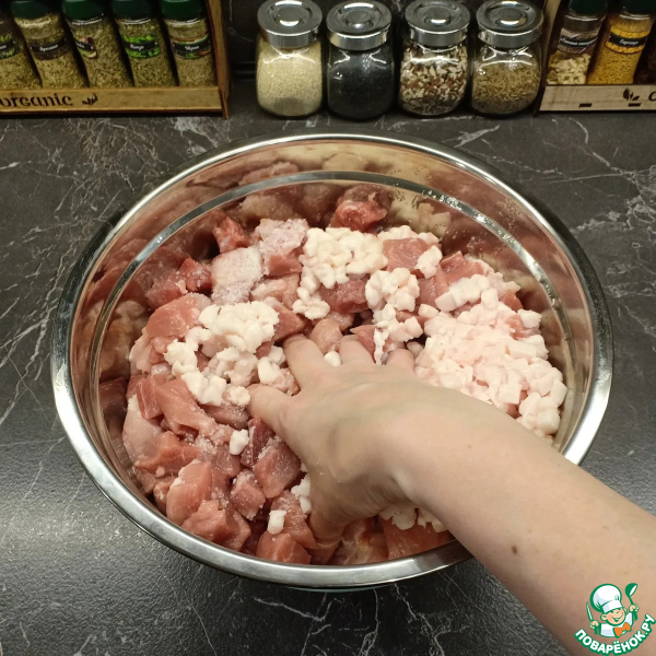 Пряная рубленая колбаса из свинины