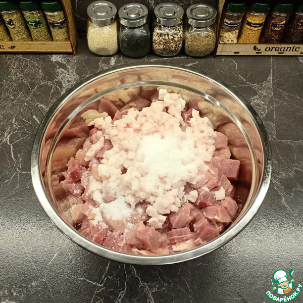 Пряная рубленая колбаса из свинины