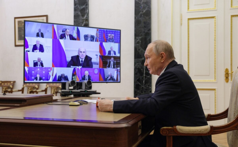 Путин объявил о готовности обсуждать план Трампа. Для этого устроил целый спектакль