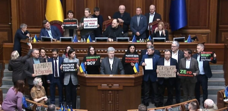 Рада не смогла уволить Галущенко и Гринчук: оппозиция заблокировала трибуну