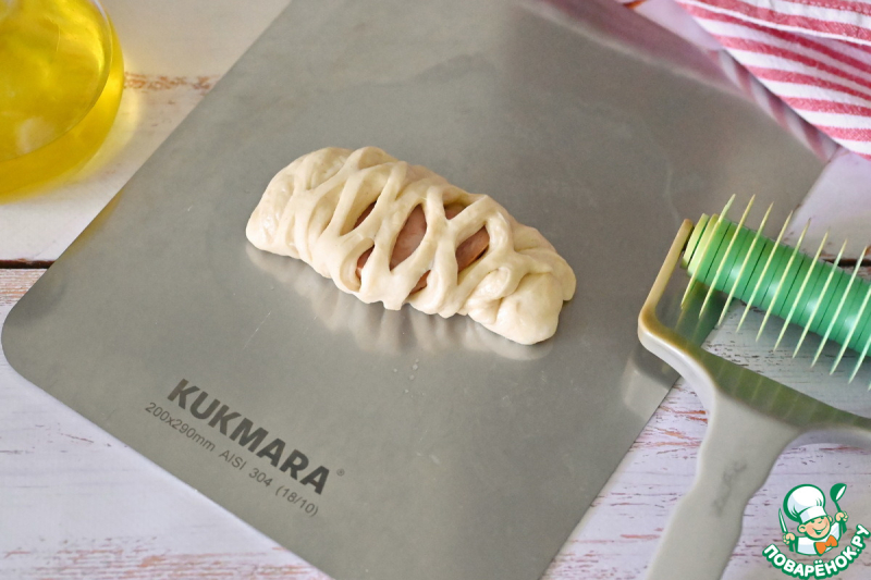 Разборный пирог из булочек с колбасой