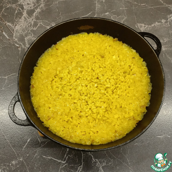 Рис в сметанном соусе на сковороде