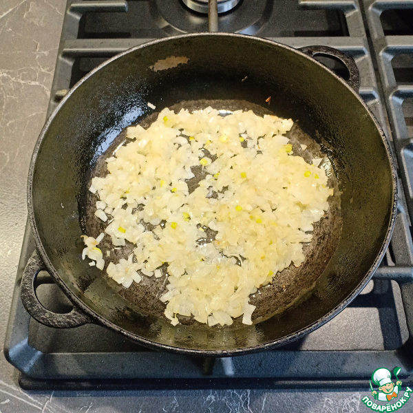 Рис в сметанном соусе на сковороде