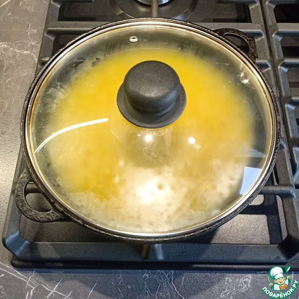 Рис в сметанном соусе на сковороде