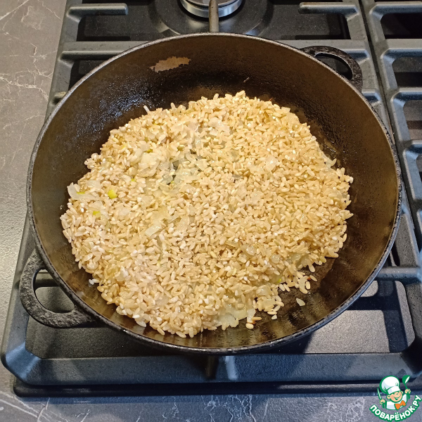 Рис в сметанном соусе на сковороде