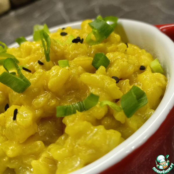 Рис в сметанном соусе на сковороде