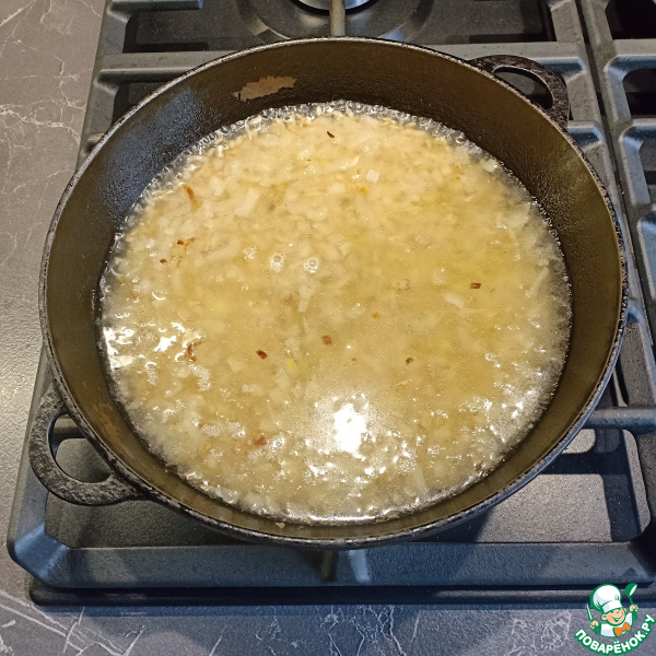 Рис в сметанном соусе на сковороде