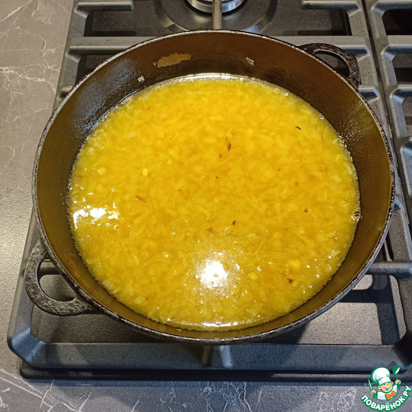 Рис в сметанном соусе на сковороде