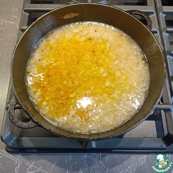 Рис в сметанном соусе на сковороде