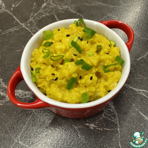 Рис в сметанном соусе на сковороде