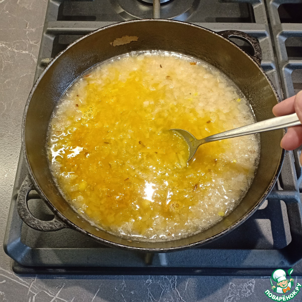 Рис в сметанном соусе на сковороде