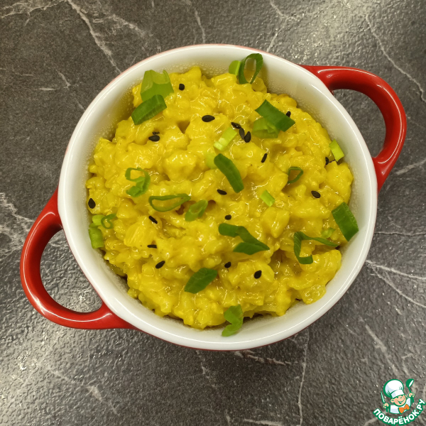 Рис в сметанном соусе на сковороде