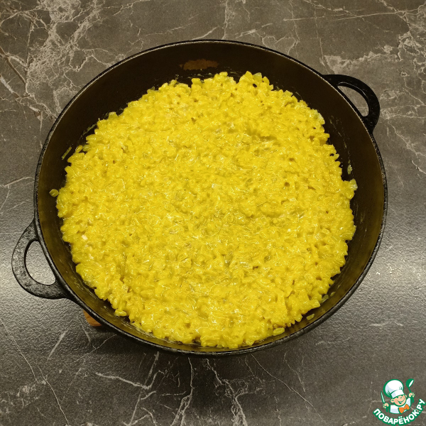 Рис в сметанном соусе на сковороде