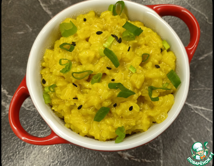 Рис в сметанном соусе на сковороде