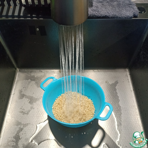 Рис в сметанном соусе на сковороде