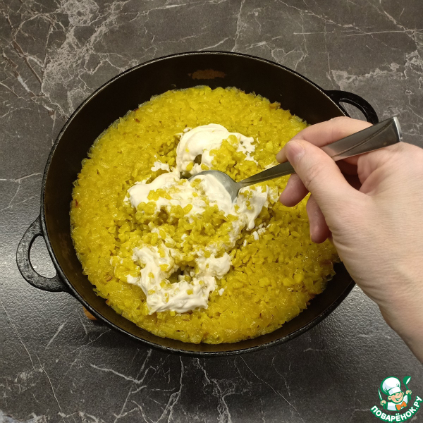 Рис в сметанном соусе на сковороде