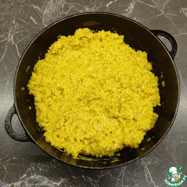 Рис в сметанном соусе на сковороде