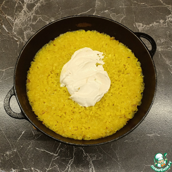 Рис в сметанном соусе на сковороде