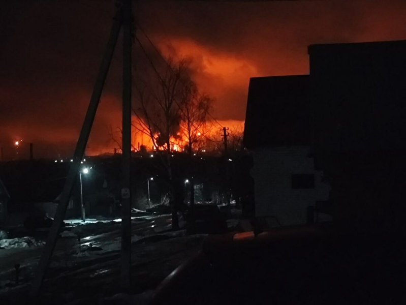 Россию атаковали более 100 дронов. Горит Нижегородский НПЗ