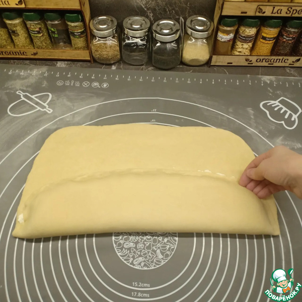 Рулет на дрожжевом тесте с творогом