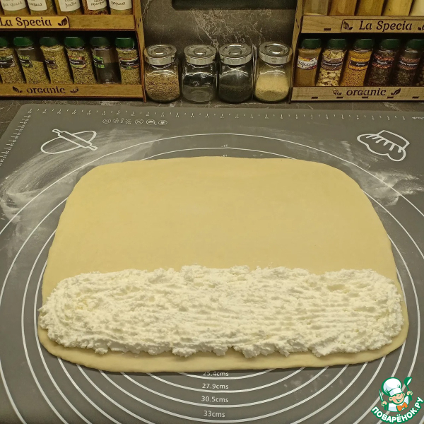 Рулет на дрожжевом тесте с творогом