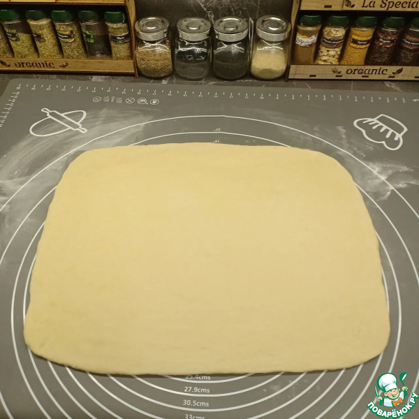 Рулет на дрожжевом тесте с творогом