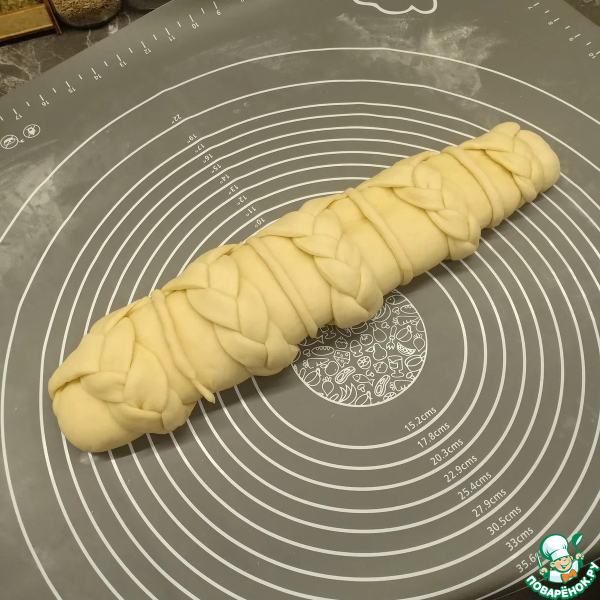 Рулет на дрожжевом тесте с творогом