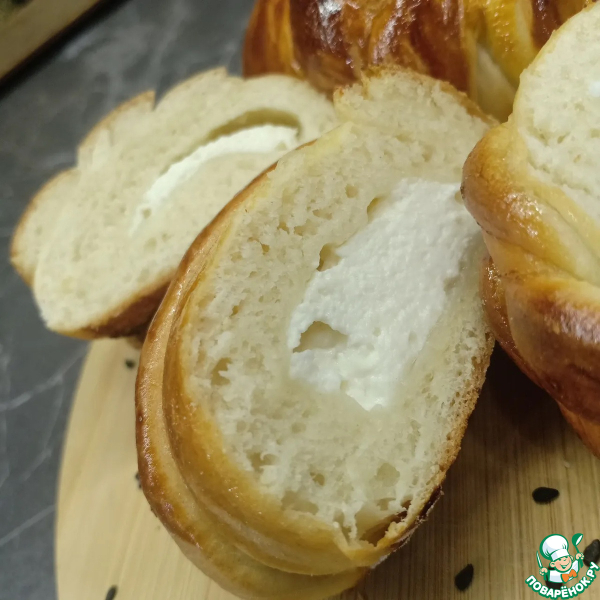 Рулет на дрожжевом тесте с творогом