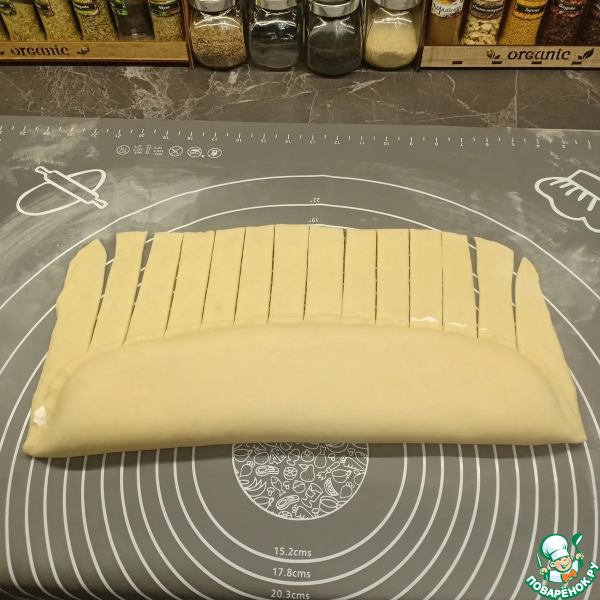 Рулет на дрожжевом тесте с творогом