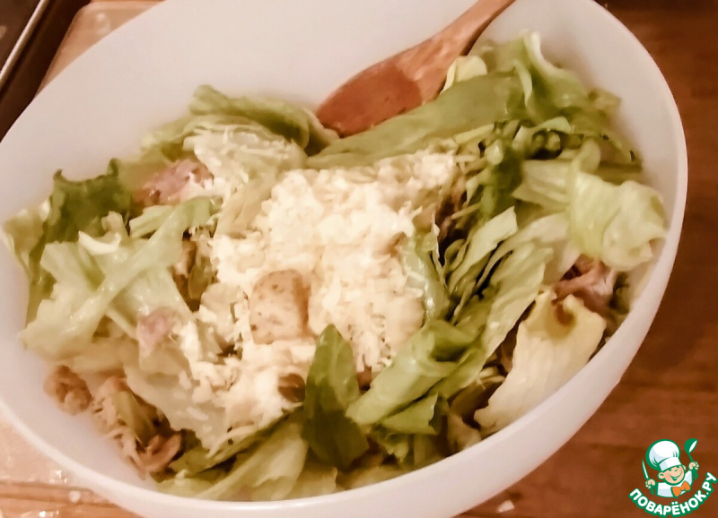 Салат "цезарь" с копчёной скумбрией