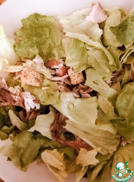 Салат "цезарь" с копчёной скумбрией