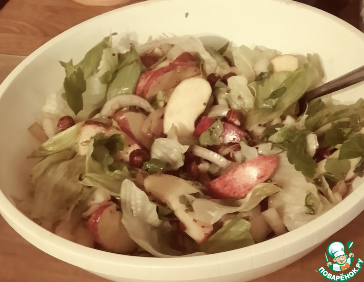 Салат из яблок, петрушки и фундука