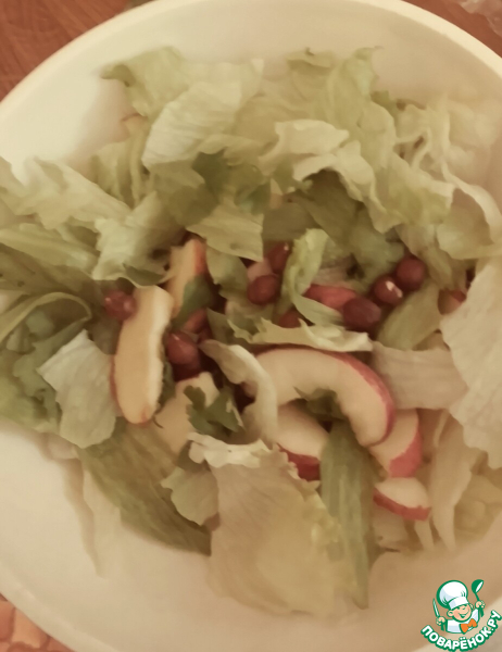 Салат из яблок, петрушки и фундука