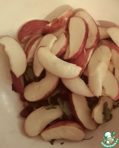 Салат из яблок, петрушки и фундука