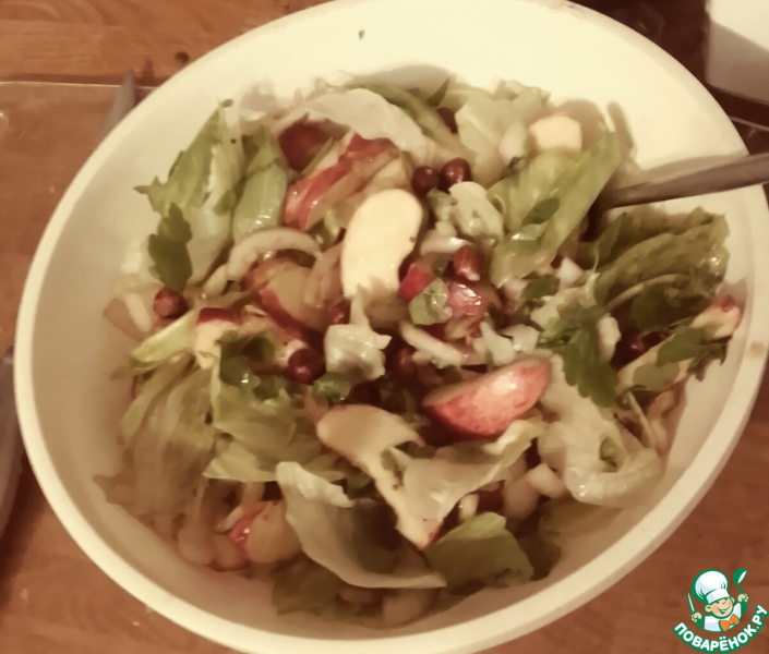 Салат из яблок, петрушки и фундука