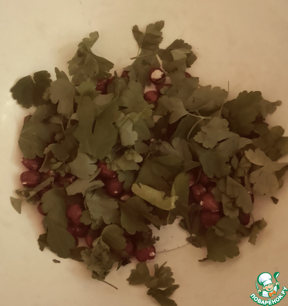 Салат из яблок, петрушки и фундука