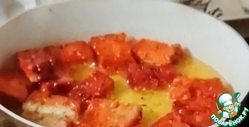 Салат из помидоров, хлеба с анчоусами