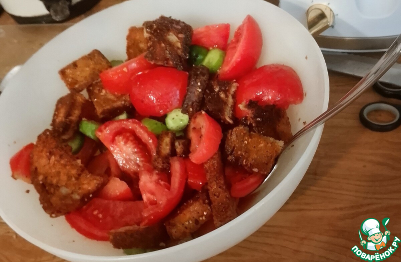Салат из помидоров, хлеба с анчоусами