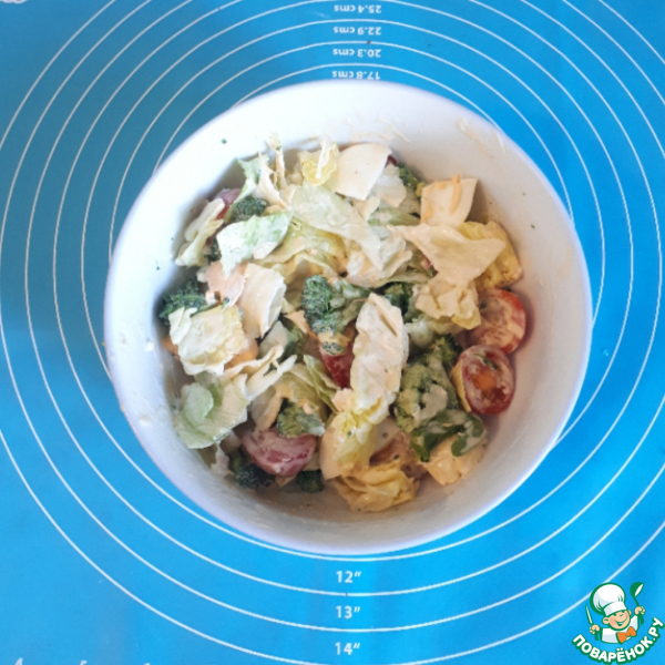 Салат с брокколи, черри и айсбергом