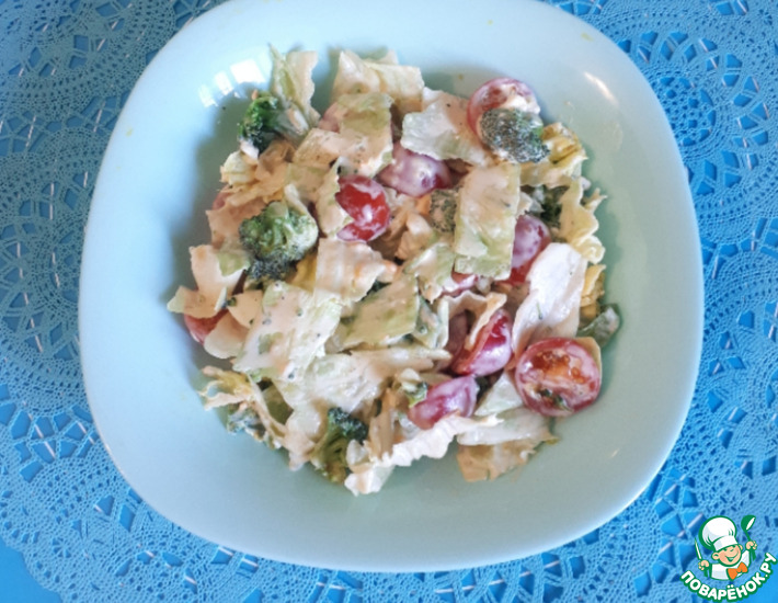 Салат с брокколи, черри и айсбергом