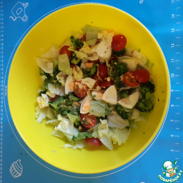 Салат с брокколи, черри и айсбергом