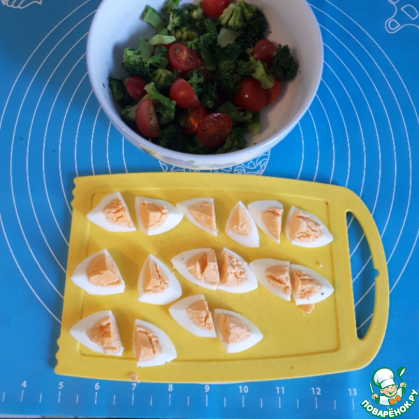 Салат с брокколи, черри и айсбергом