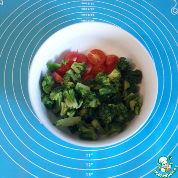 Салат с брокколи, черри и айсбергом