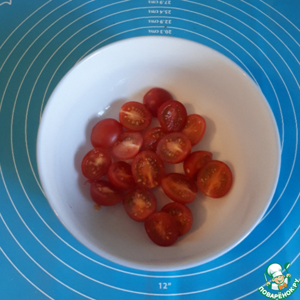 Салат с брокколи, черри и айсбергом