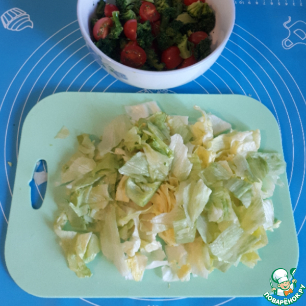 Салат с брокколи, черри и айсбергом