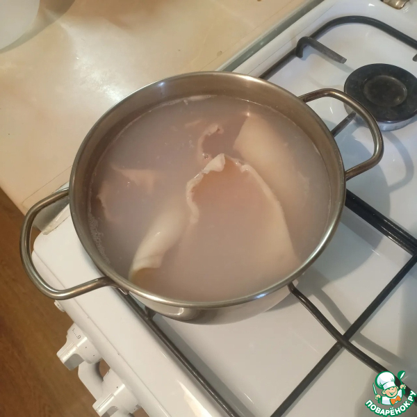 Салат с кальмарами и капустой