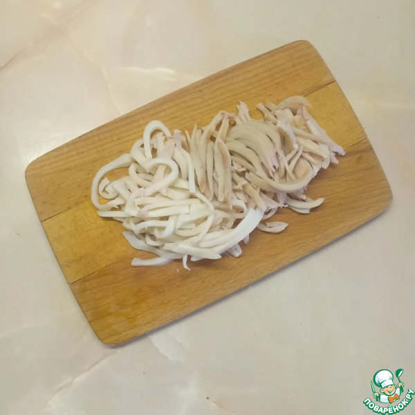 Салат с кальмарами и капустой