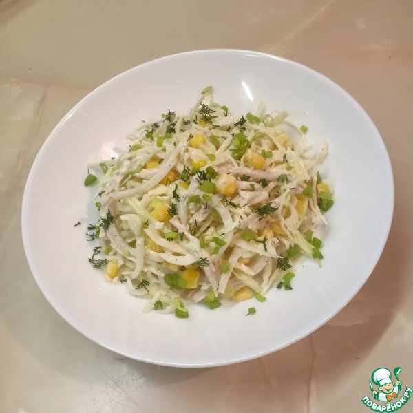 Салат с кальмарами и капустой